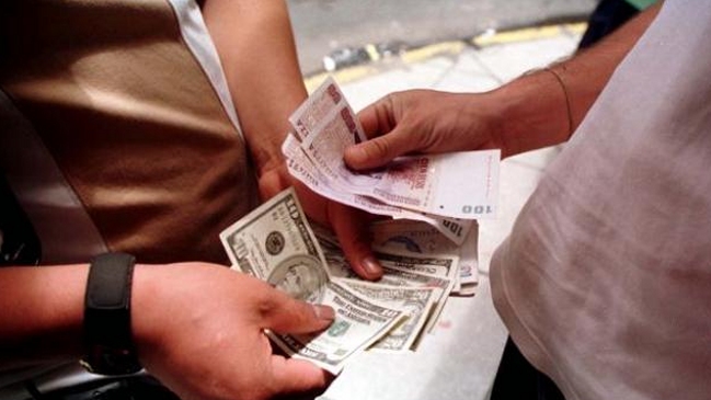 Acusan complicidad de empleados públicos argentinos y mercado negro del dólar