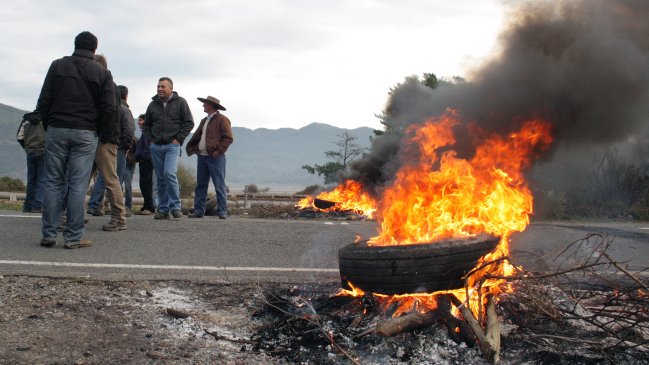Vecinos bloquearon rutas de ingreso a Vichuquén y Llico