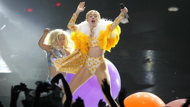 Miley Cyrus ya está en Chile para presentar su polémico tour