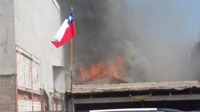 Incendio afecta a local comercial en San Bernardo