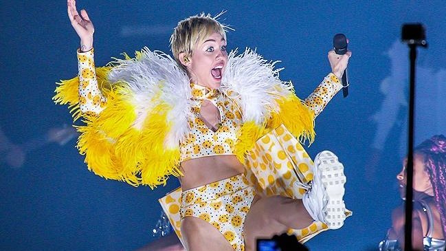 Miley Cyrus pasó por Chile con su polémico show ante más de 10 mil personas