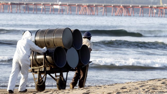 Intendente (s): Hubo un error grave al cuantificar el petróleo derramado en Quintero