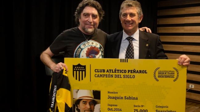 Joaquín Sabina fue nombrado socio de Peñarol