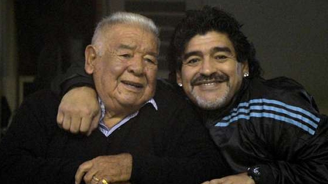 Diego Maradona viajó a Argentina para acompañar a su padre que fue hospitalizado
