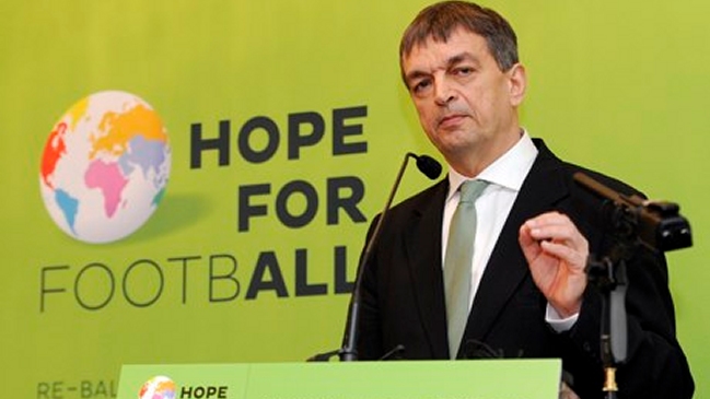 Postulante a la FIFA: Los únicos candidatos somos Blatter y yo