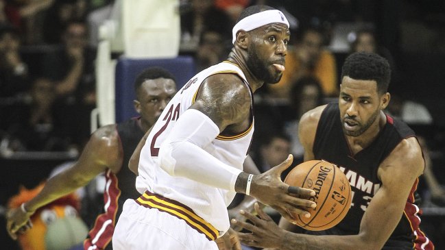 Los Cavaliers de LeBron James vencen a Miami en la prórroga en Brasil