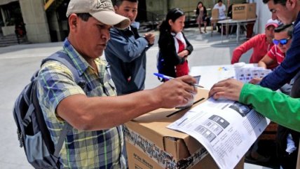   Bolivianos en Chile votan para elegir a su próximo presidente 