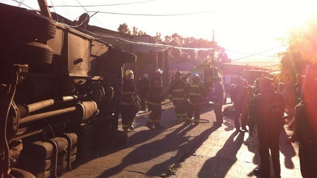 Volcamiento de microbús en Cerro Alegre dejó una mujer fallecida