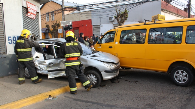 Cinco menores heridos tras choque entre furgón escolar y auto en Linares