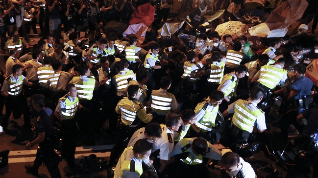 Golpiza policial contra manifestante desató la indignación en Hong Kong