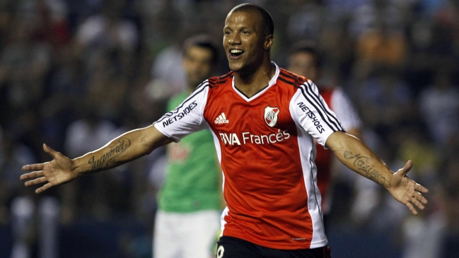 River se iluminó a tiempo para vencer a Libertad en Paraguay por la Sudamericana