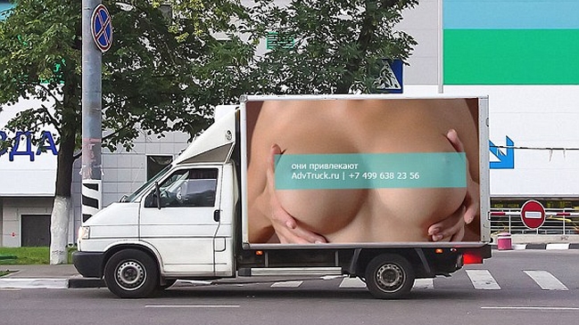 Campaña que muestra pechos de mujer provocó 517 accidentes de tránsito en un día