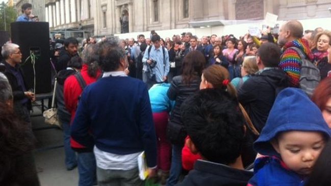 Cientos de personas manifestaron su apoyo a sacerdotes Puga, Berríos y Aldunate