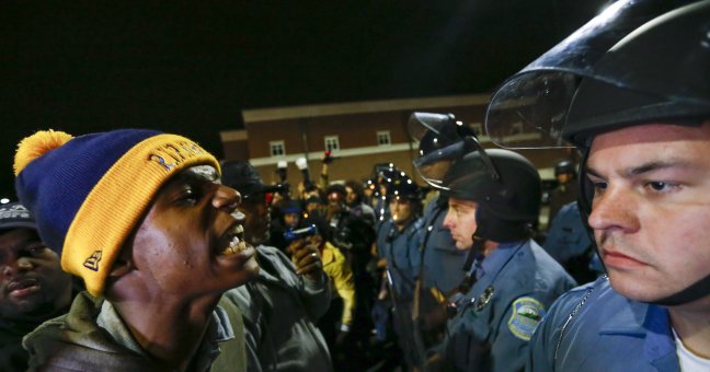 Policía que mató a joven en Ferguson aseguró que éste intentó quitarle su arma