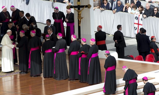 Sínodo aprobó documento final que propone una acogida a homosexuales y divorciados