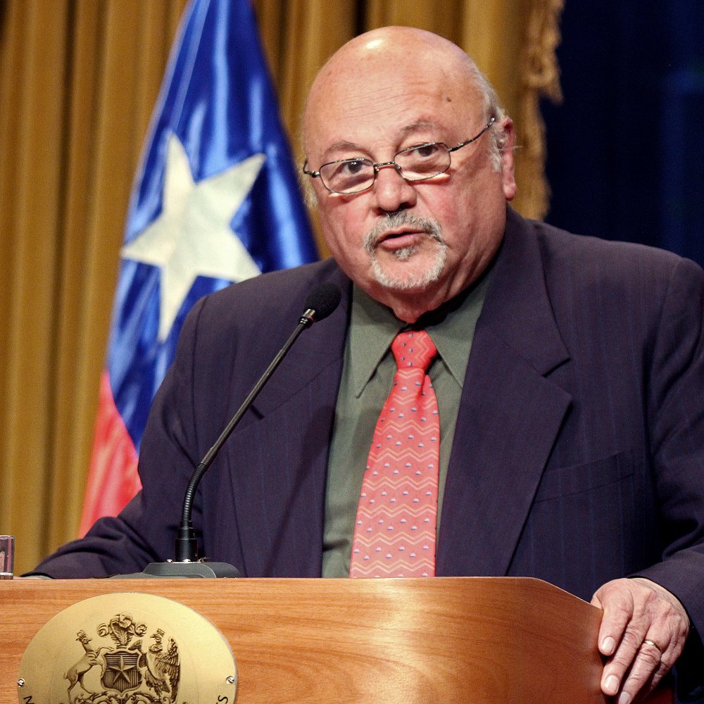 Gobierno acepta disculpas del embajador en Uruguay y lo mantiene en el cargo