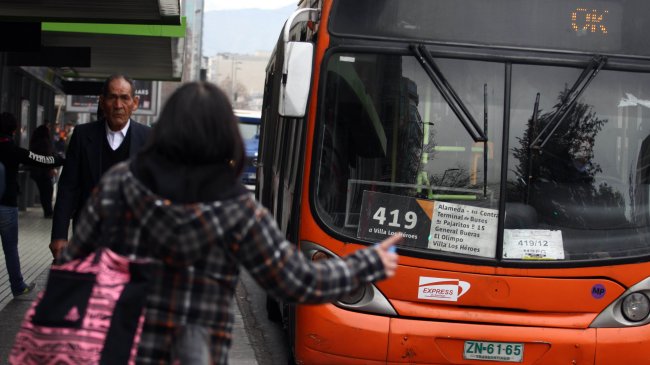 Transantiago busca incorporar mujeres para afrontar déficit de conductores