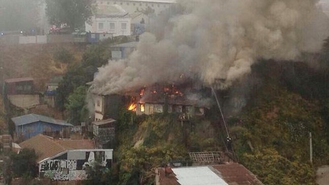 Incendio destruyó dos casas en el Cerro Cárcel de Valparaíso