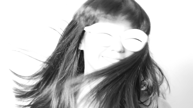 Javiera Mena y su nuevo video: Una odisea visual en blanco y negro