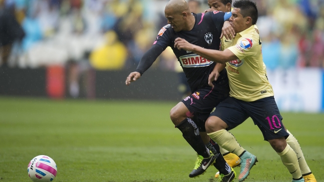 Humberto Suazo discutió con hinchas de Monterrey antes del clásico ante Tigres