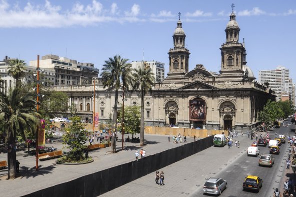 Tohá aclaró que no está a favor que prohibir acceso de mendigos a la Plaza de Armas
