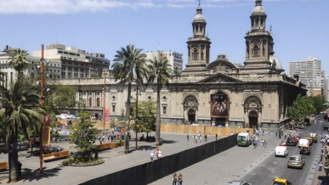 Tohá aclaró que no está a favor que prohibir acceso de mendigos a la Plaza de Armas