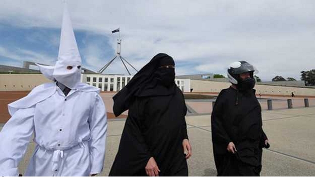 Gente vestida como Ku Klux Klan pidió al Parlamento australiano prohibir burka