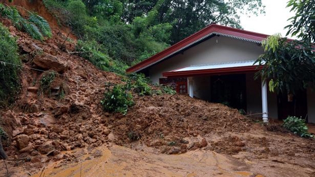 Al menos 200 atrapados en un deslizamiento de tierra en Sri Lanka