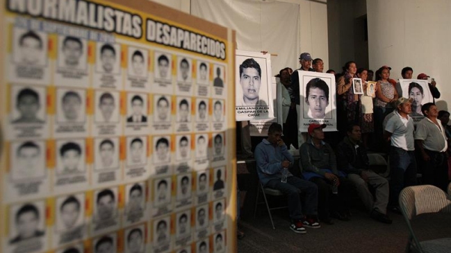 Familiares de estudiantes afirmaron que promesas de Peña Nieto son insuficientes