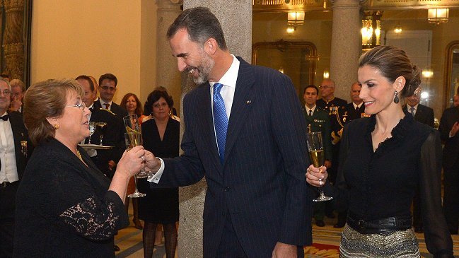 Michelle Bachelet cierra gira europea sacando cuentas alegres