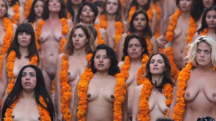 Spencer Tunick desnudó a cientos de mexicanas por el Día de los Muertos