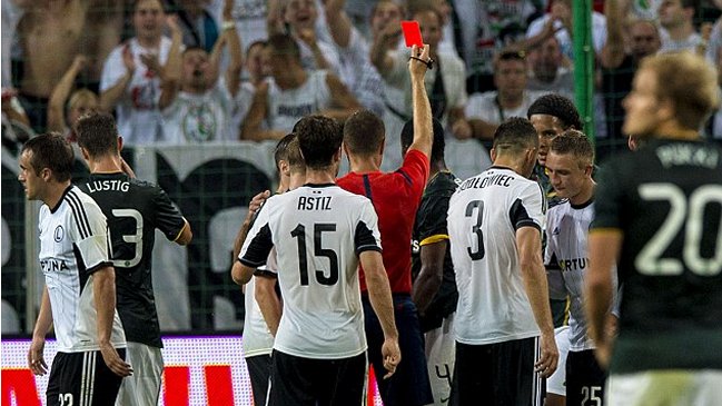 Portugués fue sancionado a 50 años sin jugar tras agredir al árbitro