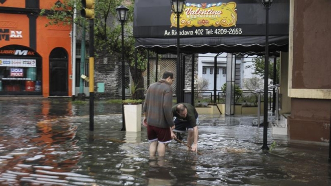 Un muerto y 1.000 evacuados por lluvias en Argentina
