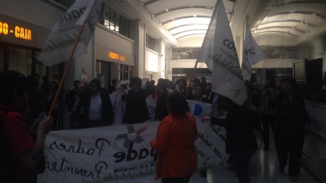 Profesores y secundarios se tomaron el Ministerio de Educación