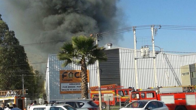Incendio en bodegas de parque industrial de Huechuraba moviliza a Bomberos