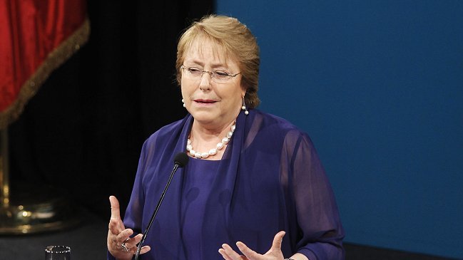 Encuesta Adimark: Desaprobación a Bachelet supera la aprobación