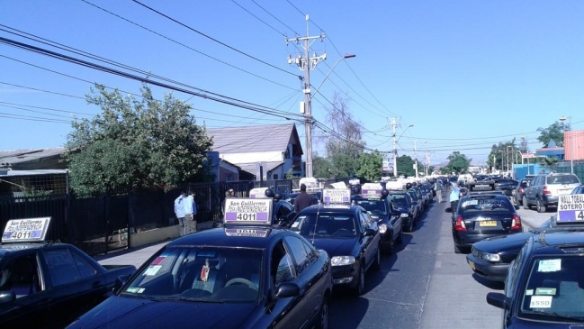 Colectiveros protestan con caravanas contra impuesto específico