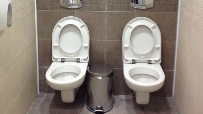 Comisión de DDHH investiga a empresa sudafricana por habilitar baños para negros