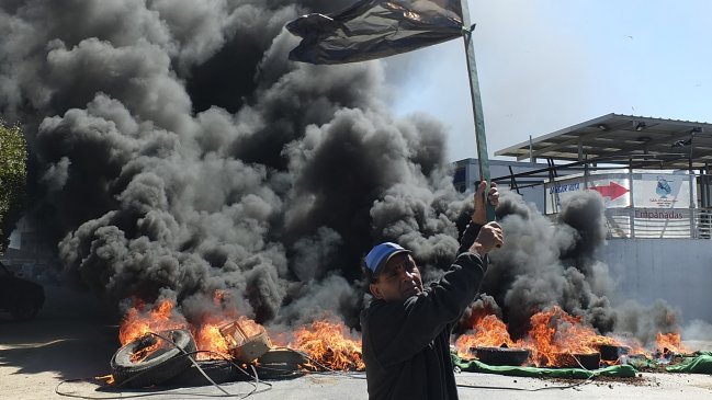 Pescadores de Quintero protestaron en mar y tierra a un mes del derrame