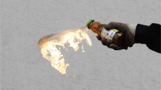 Joven fue detenido tras lanzar dos bombas molotov contra recinto educacional