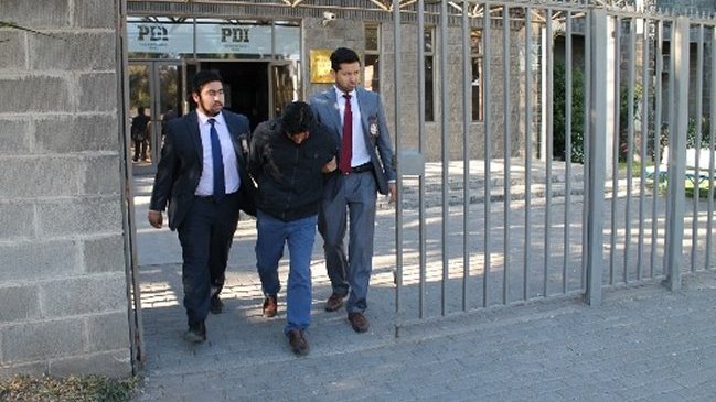 Hombre trasladó amarrada a su ex pareja desde Requínoa a Santiago