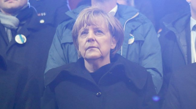  Merkel pidió unidad europea al recordar la caída del Muro  