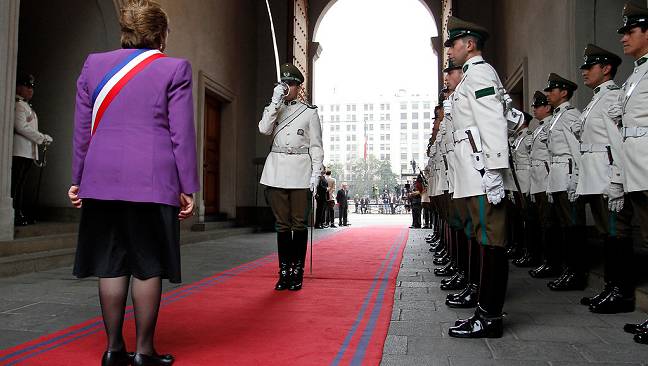 Chilenos creen que aprobación al Gobierno seguirá cayendo en 2015