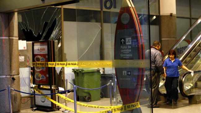 Delincuentes robaron cajeros automáticos en centro comercial de Peñalolén