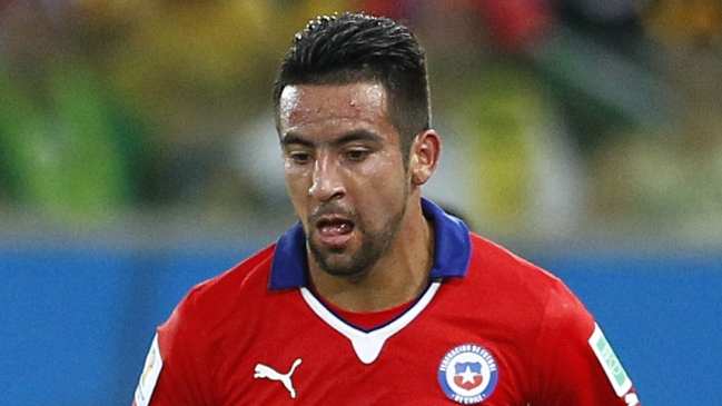 Mauricio Isla abandonó entrenamiento de Chile tras sufrir lesión