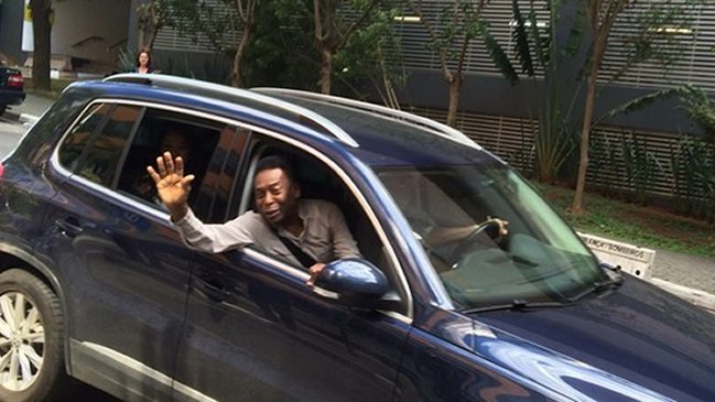 Pelé abandonó el hospital dos días después de operación por cálculos renales