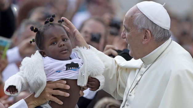 Papa pidió afrontar tensiones entre inmigrantes y residentes en ciudades