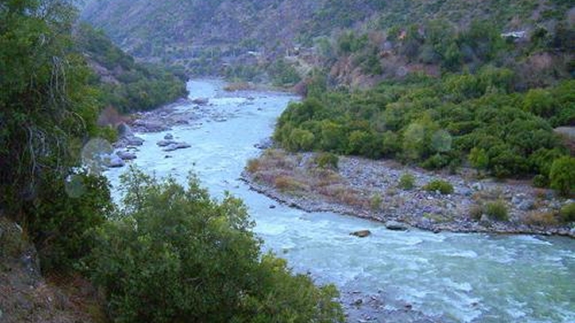 Carabineros rescató a dos jóvenes que quedaron atrapados en el Río Maipo