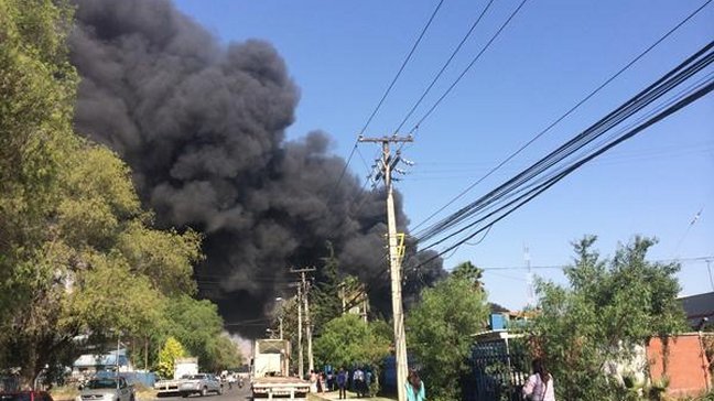 Incendio afectó a empresa de productos químicos en Quilicura