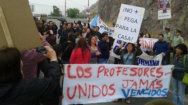 Manifestación de profesores generó gran taco en acceso a San Felipe
